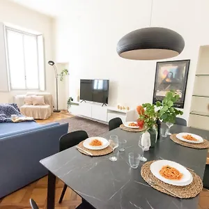 Luxury Near Duomo Italia 38 Apartment Milan